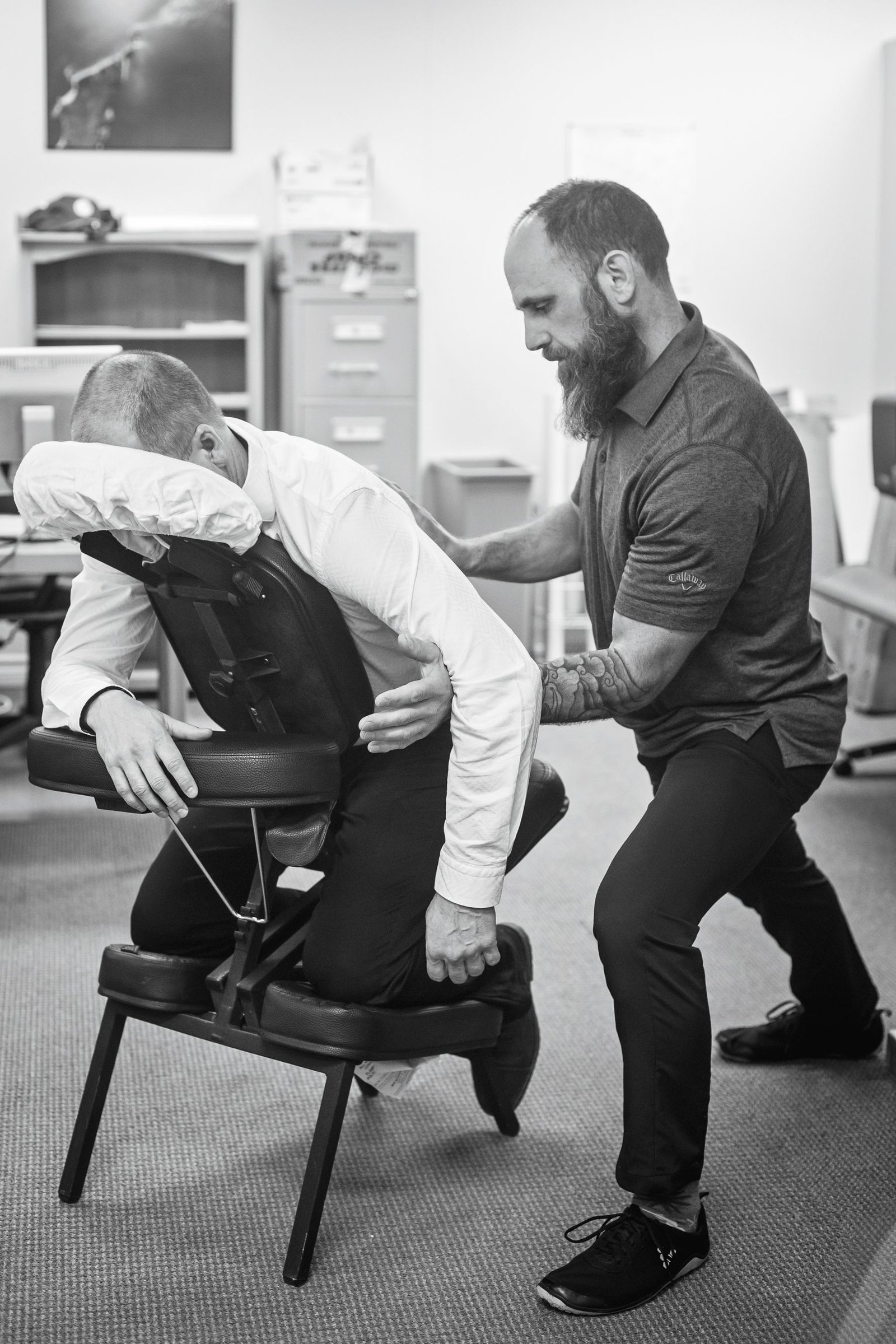 Séance de massothérapie en entreprise sur chaise ergonomique