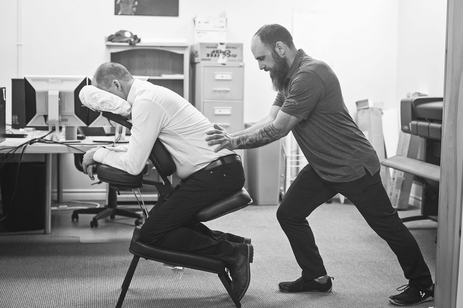 Massage assis réalisé au milieu d’un espace de travail